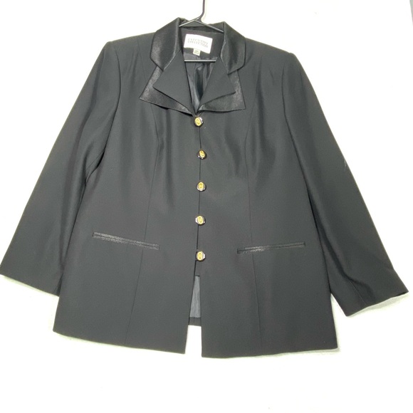 Executive Collection Jackets & Blazers - VTG Executive Collection Black Blazer Women's 18W Gold Tone Button Satin Collar